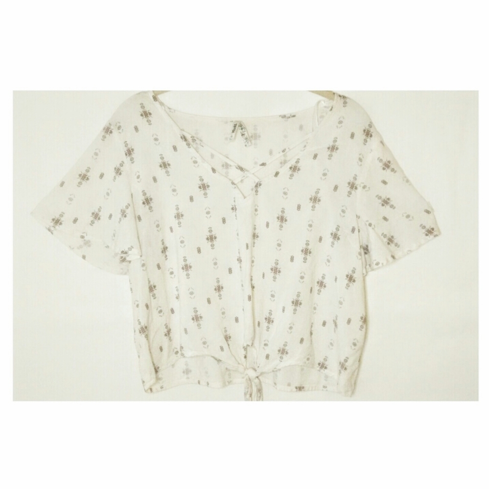 MUDD Cross over crop top Med White Tribal Floral